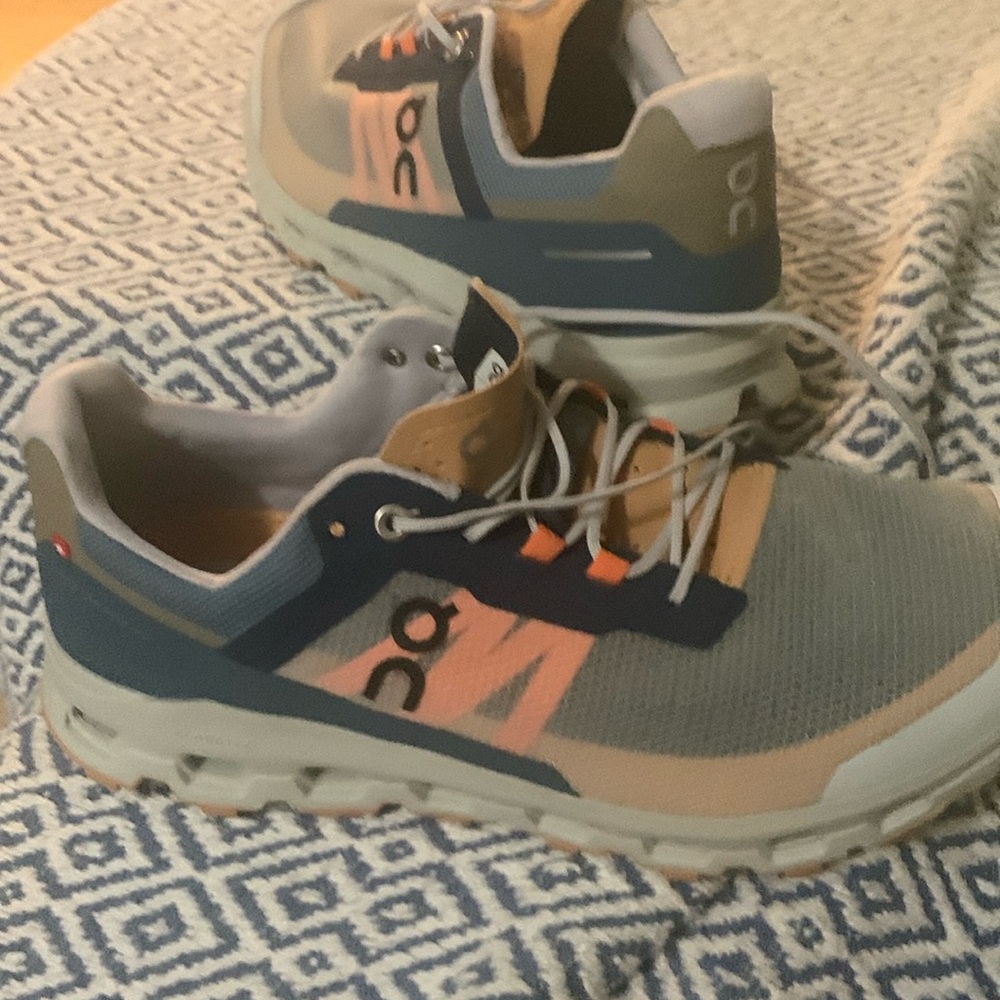 New cloud shoes men size 10 , comes without box